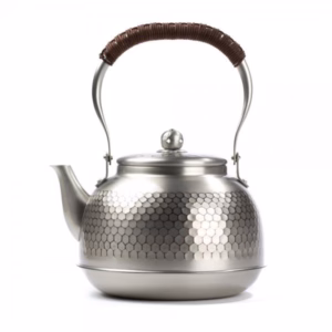 Bouilloire « Yakan » en dinanderie étaméeBouilloire « Yakan » – cuivre étamé, poignées rotin, capacité 2,3 L.