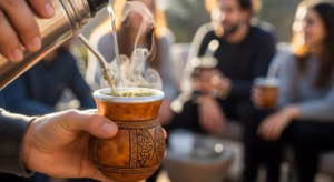 maté servi dans une calebasse avec un groupe d'amis